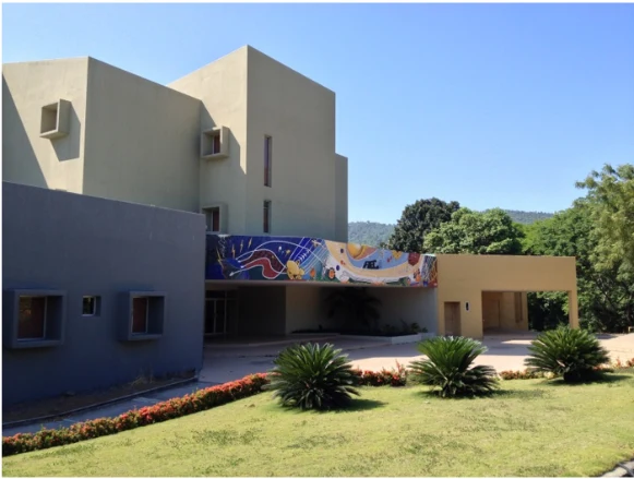 Edificio educativo FIEC–ESPOL y sus jardines, fotografía del portafolio corporativo